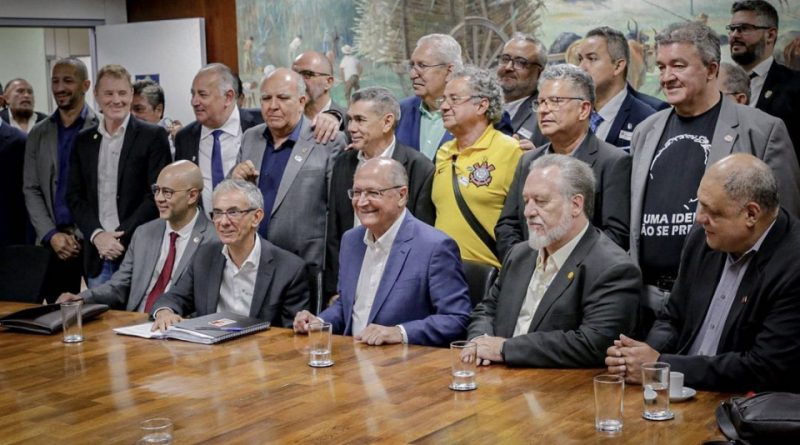 Alckmin assume compromisso para reindustrializar o Brasil